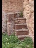 06878 ostia - regio i - insula ix - caseggiato del larario (i,ix,3) - raum 14 - treppe - suedwestecke - 09.2022.jpg